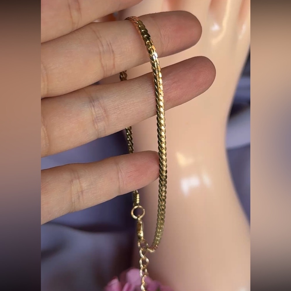 Elegant Gold Chain Bracelet